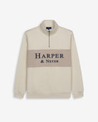 Sudadera MARYLAND de Harper & Neyer en crudo, vista frontal con media cremallera y panel beige con logo bordado