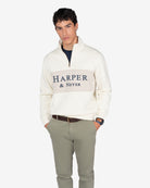 Sudadera MARYLAND crudo de Harper & Neyer, look frontal con chino verde militar y cinturón de piel marrón