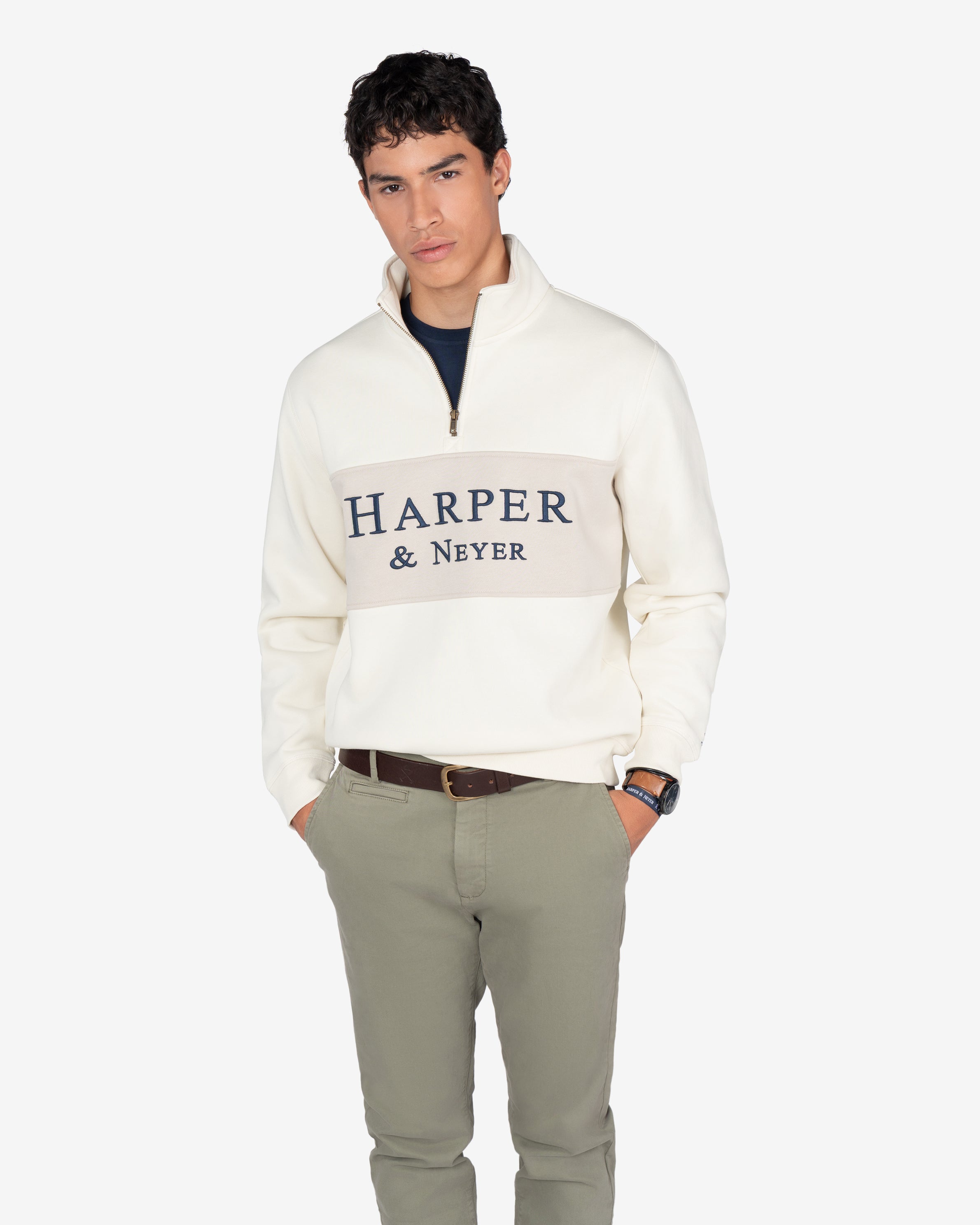 Sudadera MARYLAND crudo de Harper & Neyer, look frontal con chino verde militar y cinturón de piel marrón