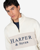 Sudadera MARYLAND de Harper & Neyer en crudo, plano medio con media cremallera y logo Harper Neyer bordado en el pecho