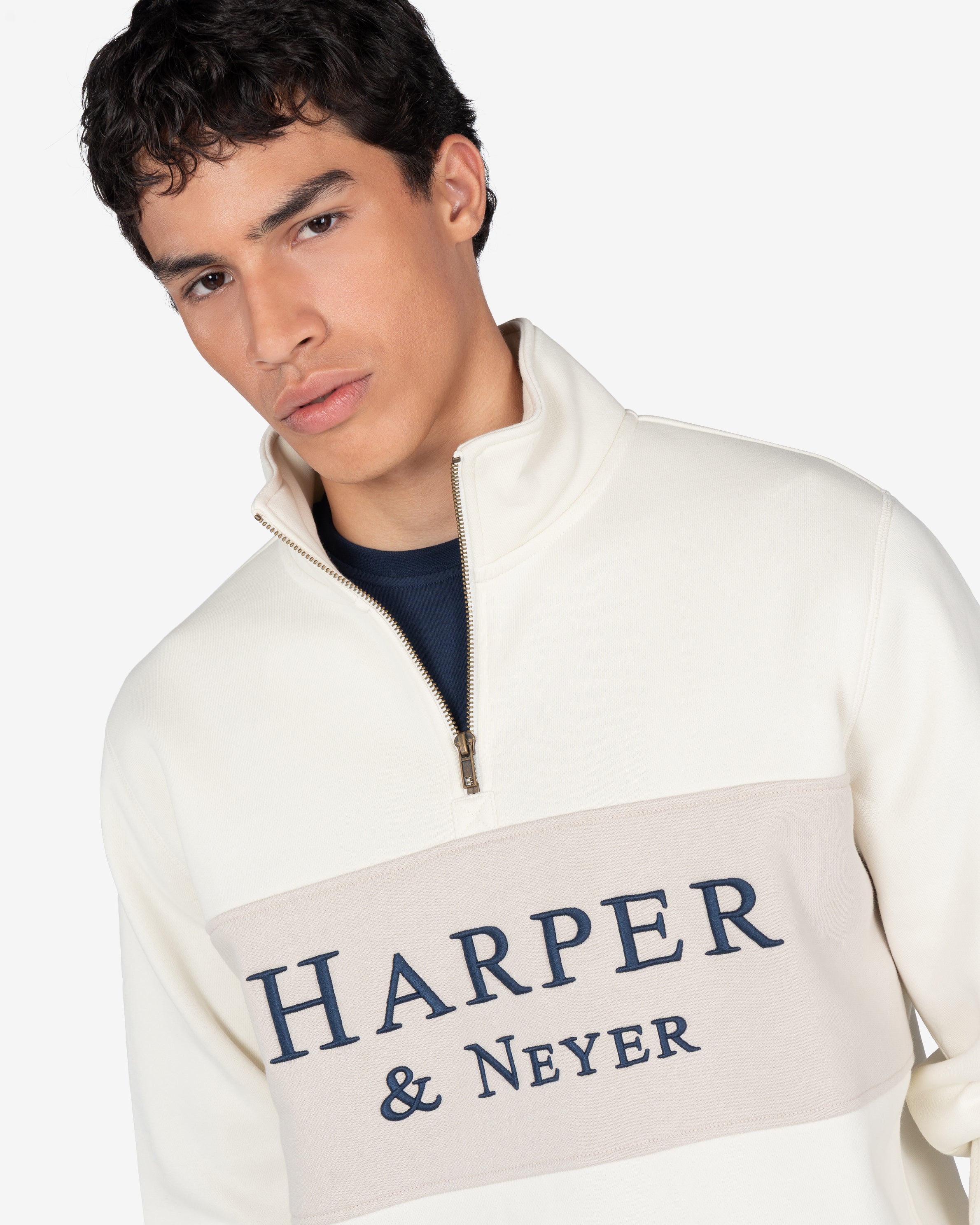 Sudadera MARYLAND de Harper & Neyer en crudo, plano medio con media cremallera y logo Harper Neyer bordado en el pecho