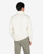 Sudadera MARYLAND crudo de Harper & Neyer, look trasero con chino verde militar