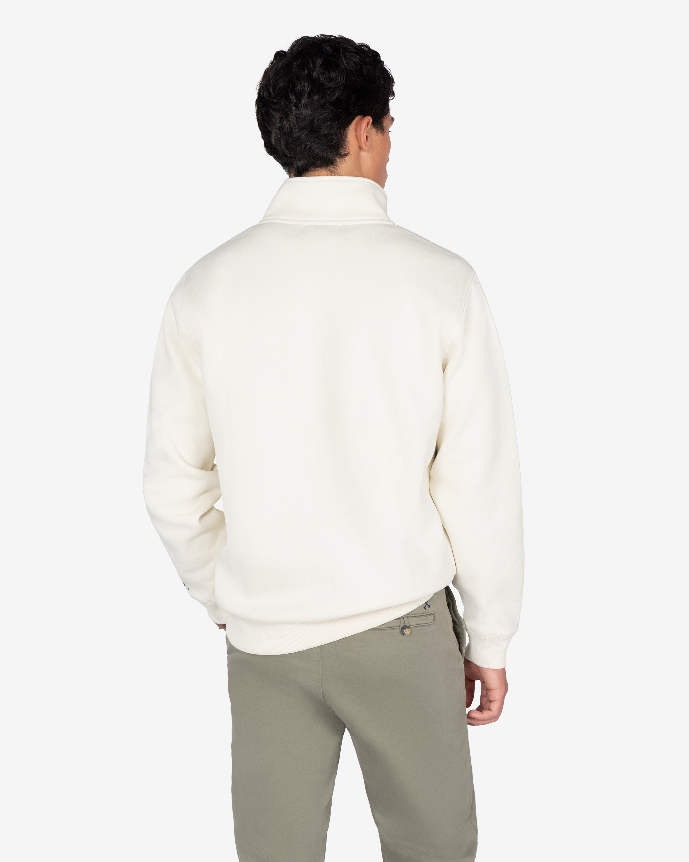 Sudadera MARYLAND crudo de Harper & Neyer, look trasero con chino verde militar