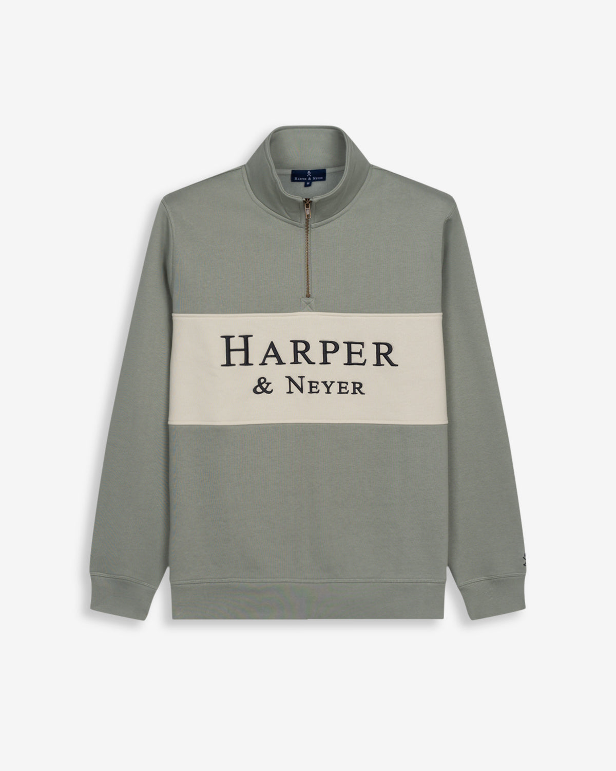 Sudadera MARYLAND de Harper & Neyer en gris verdoso claro, vista frontal con media cremallera y panel crudo con logo bordado en azul marino