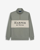 Sudadera MARYLAND de Harper & Neyer en gris verdoso claro, vista frontal con media cremallera y panel crudo con logo bordado en azul marino