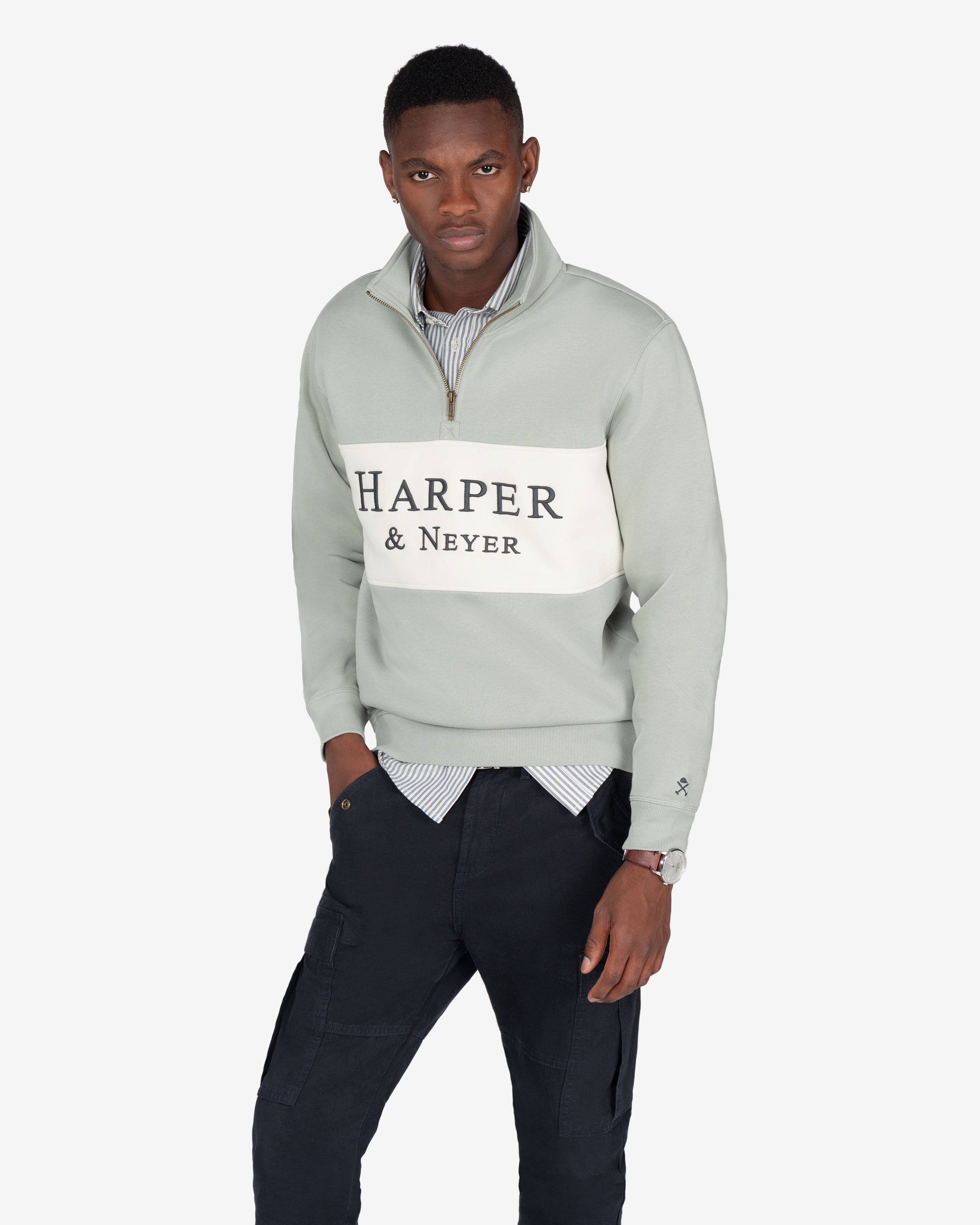 Sudadera MARYLAND gris verdoso claro de Harper & Neyer, look frontal con oxford de rayas y cargo azul marino