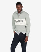 Sudadera MARYLAND gris verdoso claro de Harper & Neyer, look frontal con oxford de rayas y cargo azul marino