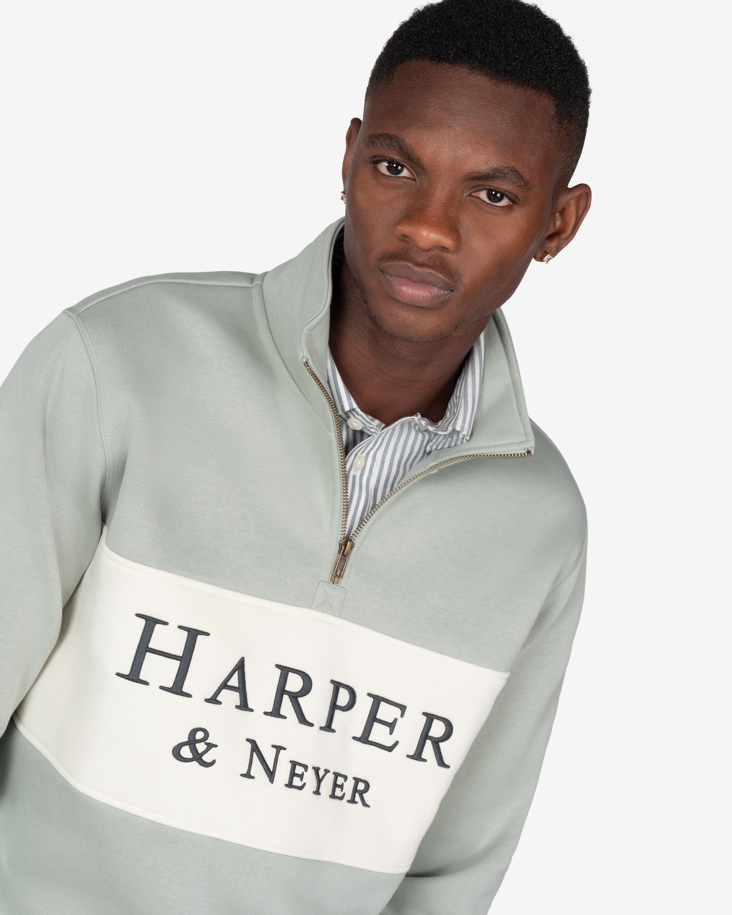 Sudadera MARYLAND de Harper & Neyer en gris verdoso claro, plano medio con oxford de rayas asomando por el cuello