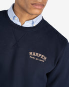 Detalle del cuello redondo con costura contrastada y bordado Harper Preppy Set Match en crudo de la sudadera MICHIGAN azul marino