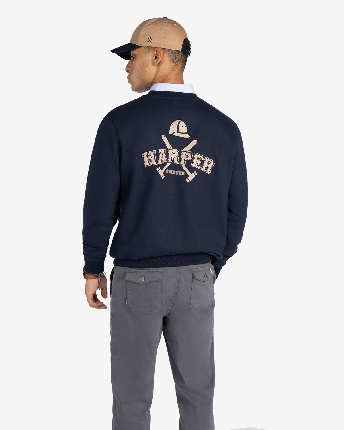 Sudadera MICHIGAN azul marino de Harper & Neyer, look trasero con chino gris y estampado vintage visible
