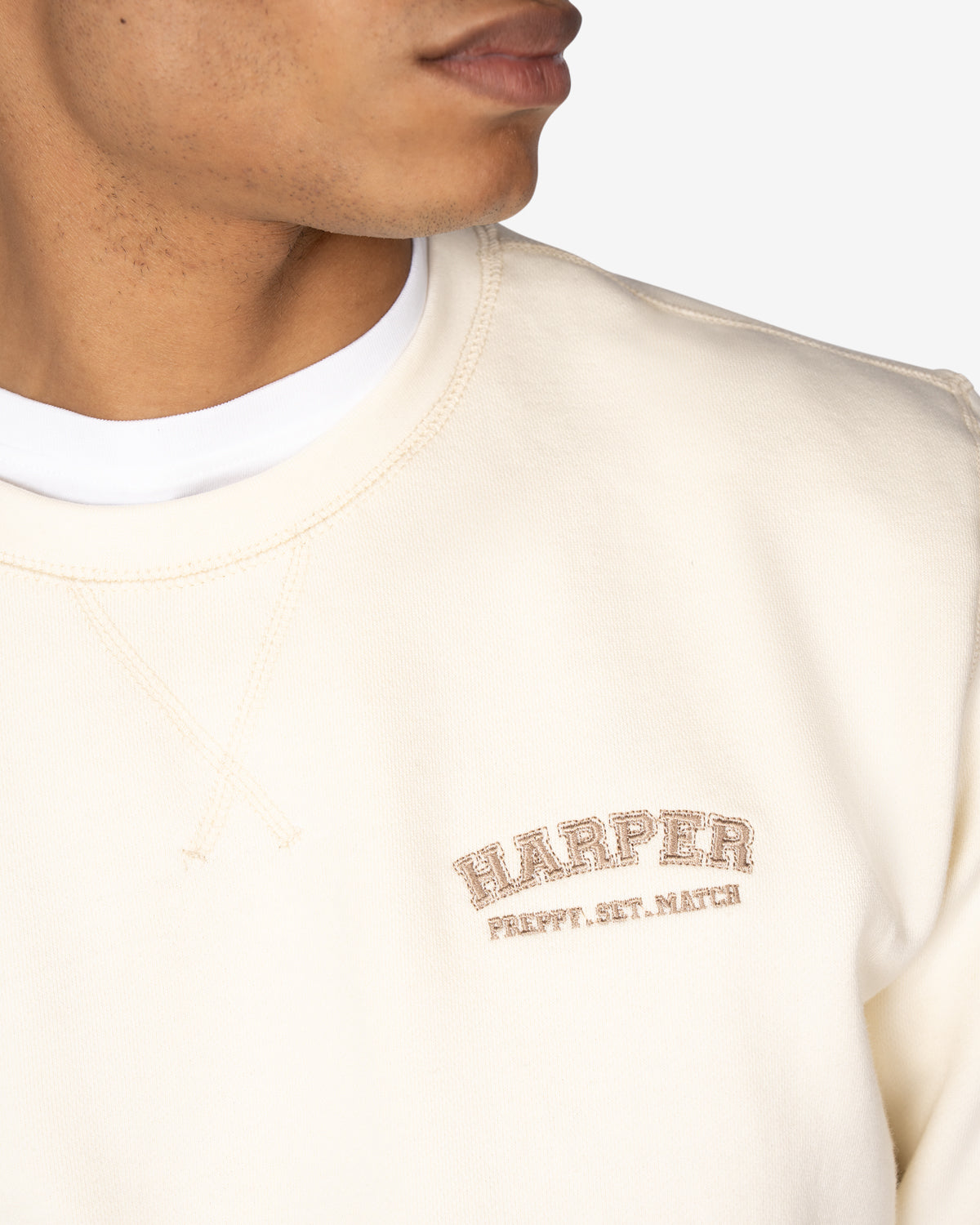 Detalle del cuello redondo con costura contrastada y bordado Harper Preppy Set Match de la sudadera MICHIGAN crudo