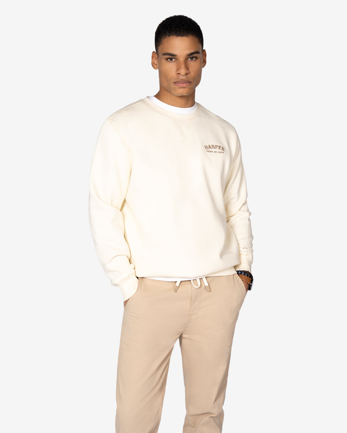 Sudadera MICHIGAN crudo de Harper & Neyer, look frontal cuerpo entero con chino beige claro