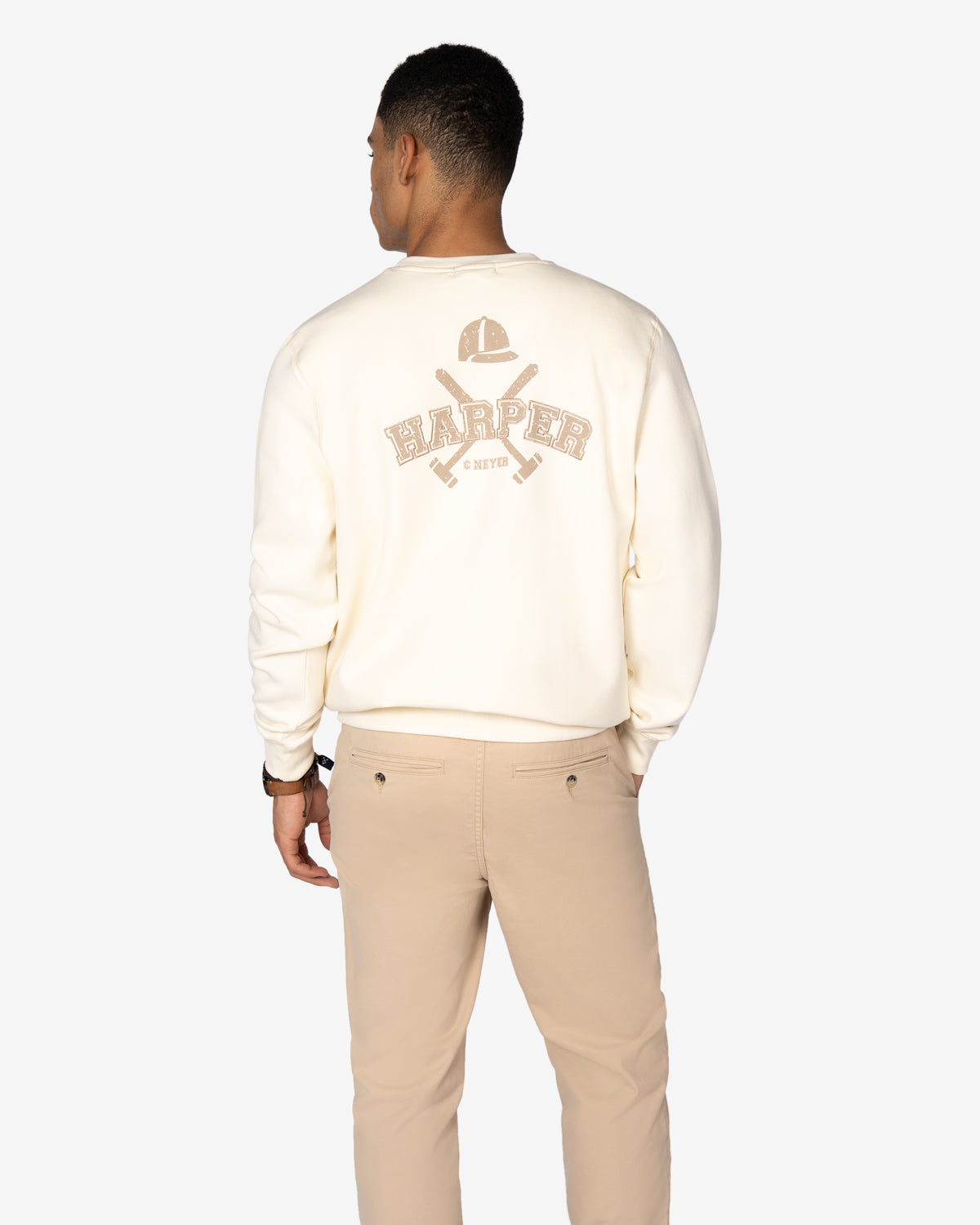 Sudadera MICHIGAN crudo de Harper & Neyer, look trasero con chino beige claro y estampado vintage visible