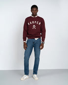 Sudadera New England de Harper & Neyer en burdeos con camisa de cuadros, denim medio y sneakers blancas