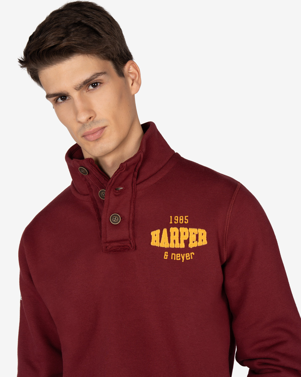 Sudadera RAVENS de Harper & Neyer en burdeos, plano medio con cuello alto abotonado y bordado varsity mostaza