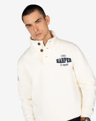 Sudadera RAVENS de Harper & Neyer en crudo, plano medio con cuello alto abotonado y bordado varsity