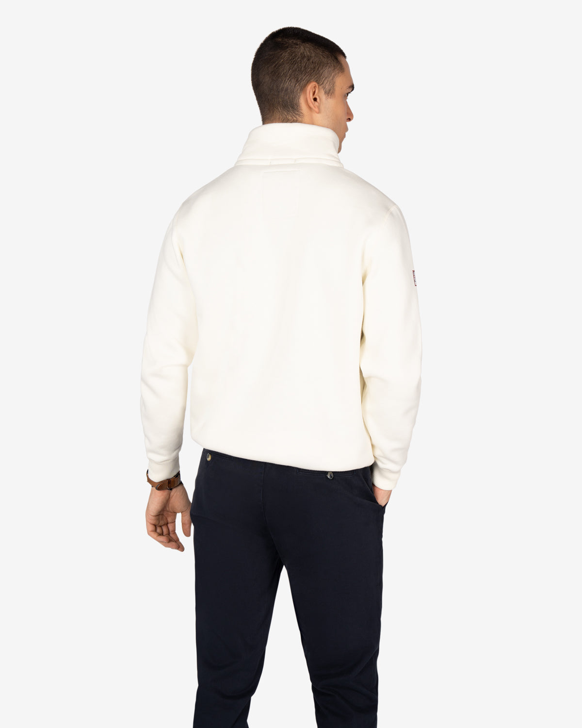 Sudadera RAVENS crudo de Harper & Neyer, look trasero con chino azul marino