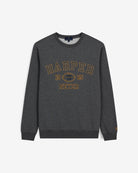 Sudadera RUGBY de Harper & Neyer en gris oscuro jaspeado, vista frontal con estampado varsity Harper Neyer 1985