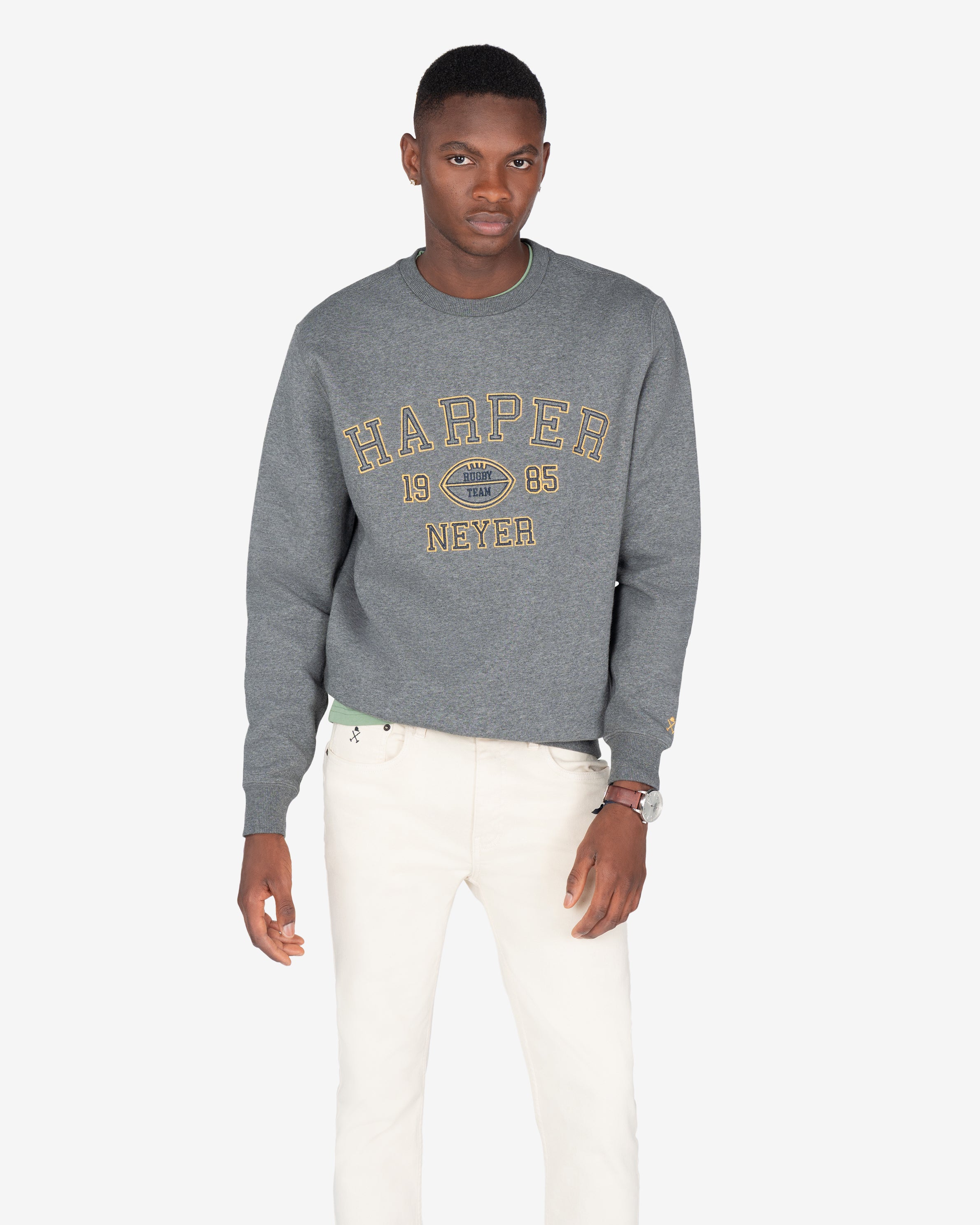 Sudadera RUGBY gris oscuro jaspeado de Harper & Neyer, look frontal con vaquero blanco crudo