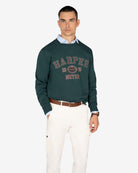 Sudadera RUGBY verde botella de Harper & Neyer, look frontal con oxford azul cielo y chino blanco crudo