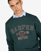 Sudadera RUGBY de Harper & Neyer en verde botella, plano medio con estampado college y oxford asomando por el cuello