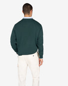 Sudadera RUGBY verde botella de Harper & Neyer, look trasero con chino blanco crudo