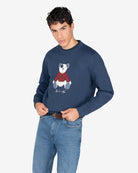 Sudadera TEDDY azul marino de Harper & Neyer, look frontal con vaquero azul medio y cinturón de piel marrón