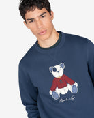 Sudadera TEDDY de Harper & Neyer en azul marino, plano medio con oso appliqué y camiseta verde botella asomando
