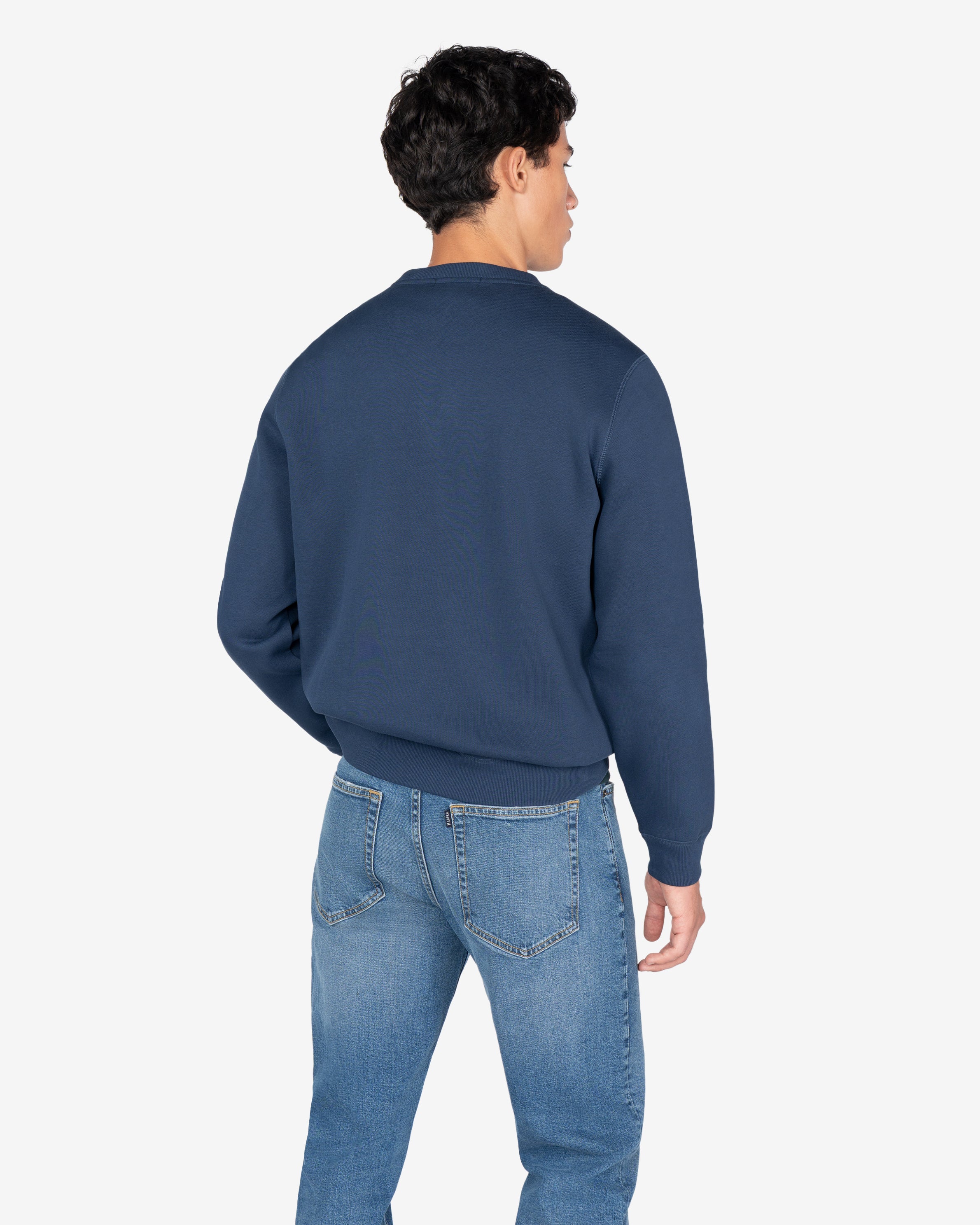 Sudadera TEDDY azul marino de Harper & Neyer, look trasero con vaquero azul medio