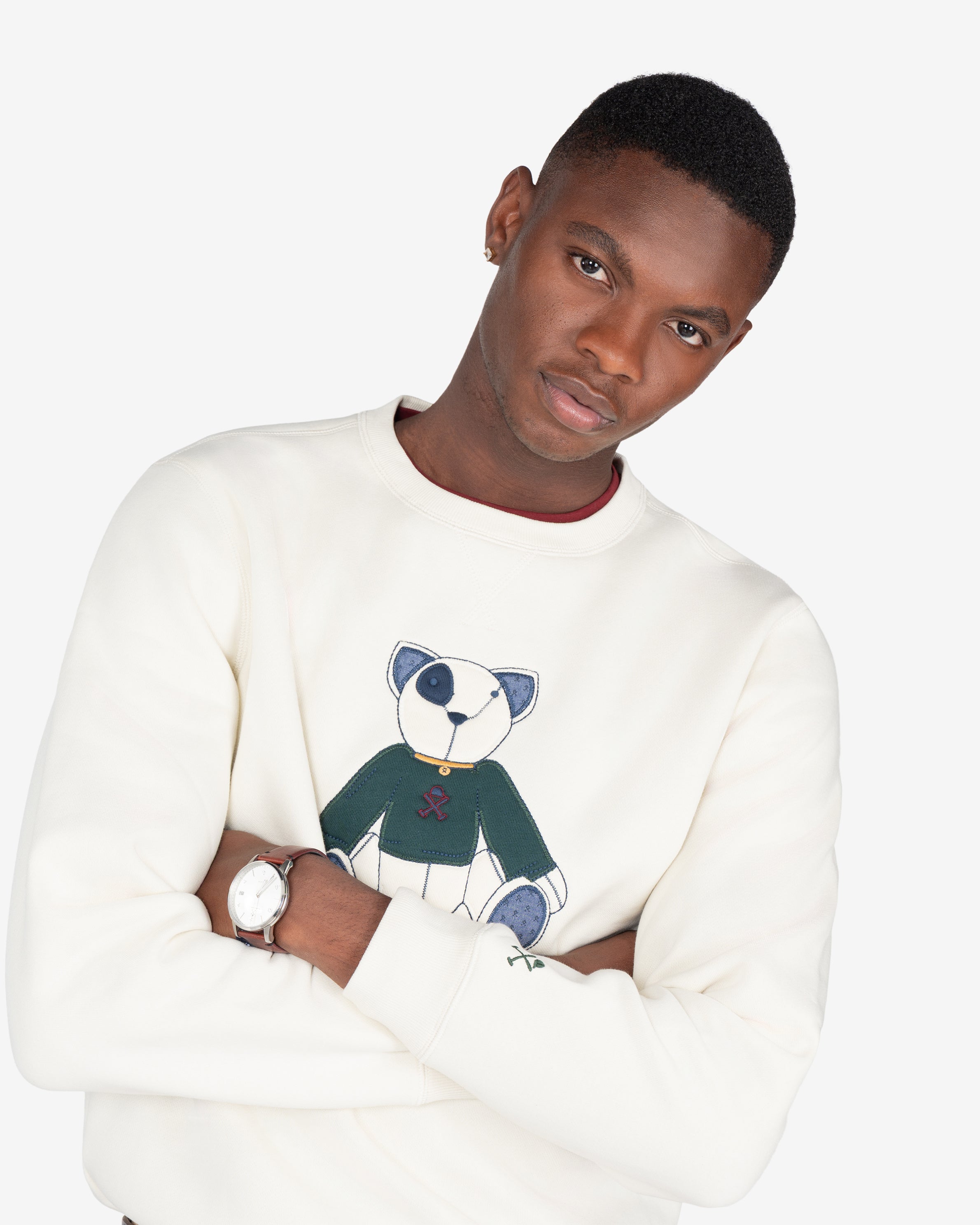 Sudadera TEDDY de Harper & Neyer en crudo, plano medio con oso appliqué y camiseta burdeos asomando por el cuello