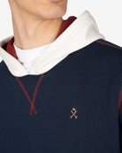 Detalle del escote con costuras contrastadas, capucha bicolor crudo y burdeos, y logo bordado de la sudadera TEENNESSEE azul marino