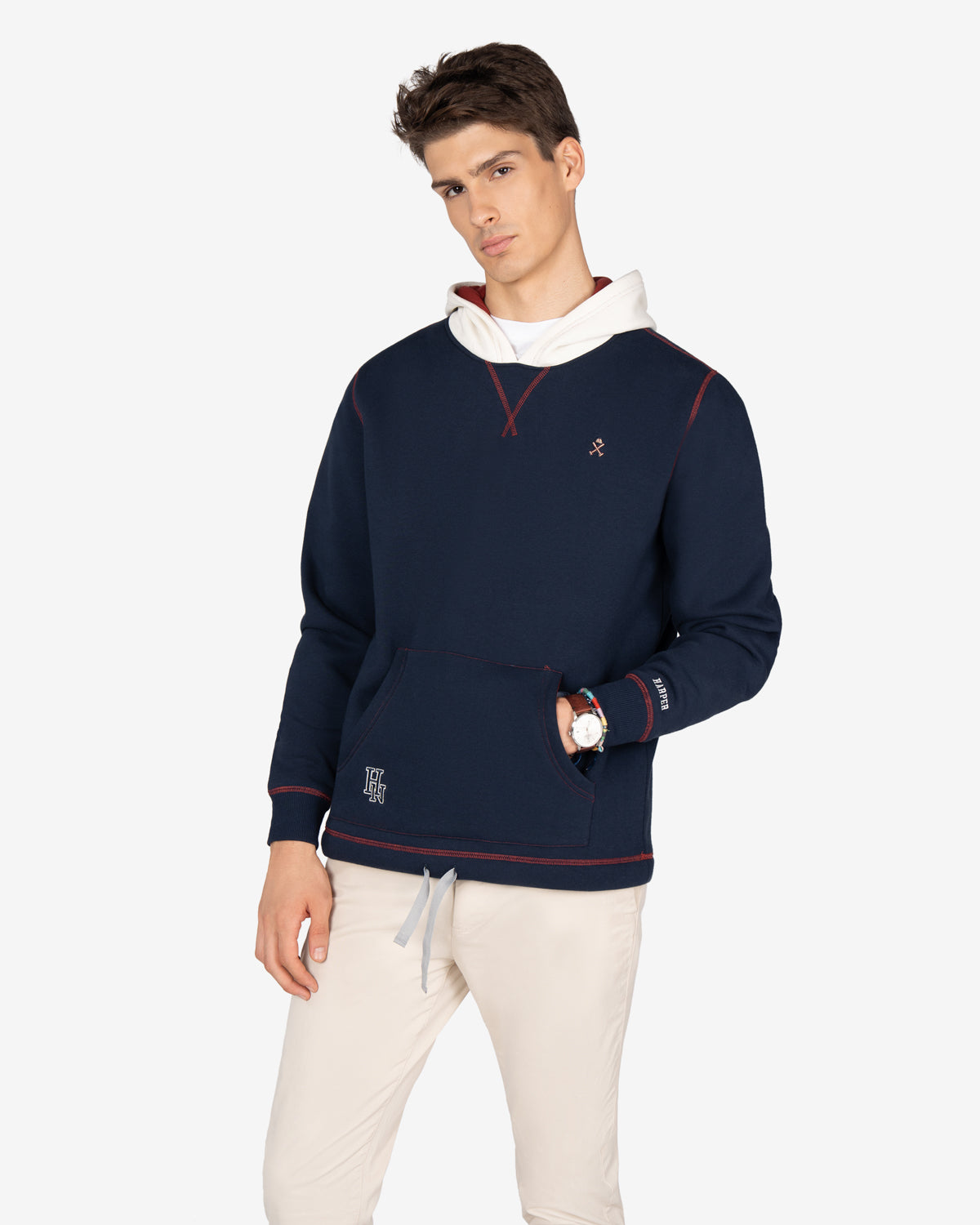 Sudadera TEENNESSEE azul marino de Harper & Neyer, look frontal con camiseta blanca y chino claro