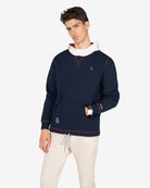 Sudadera TEENNESSEE azul marino de Harper & Neyer, look frontal con camiseta blanca y chino claro