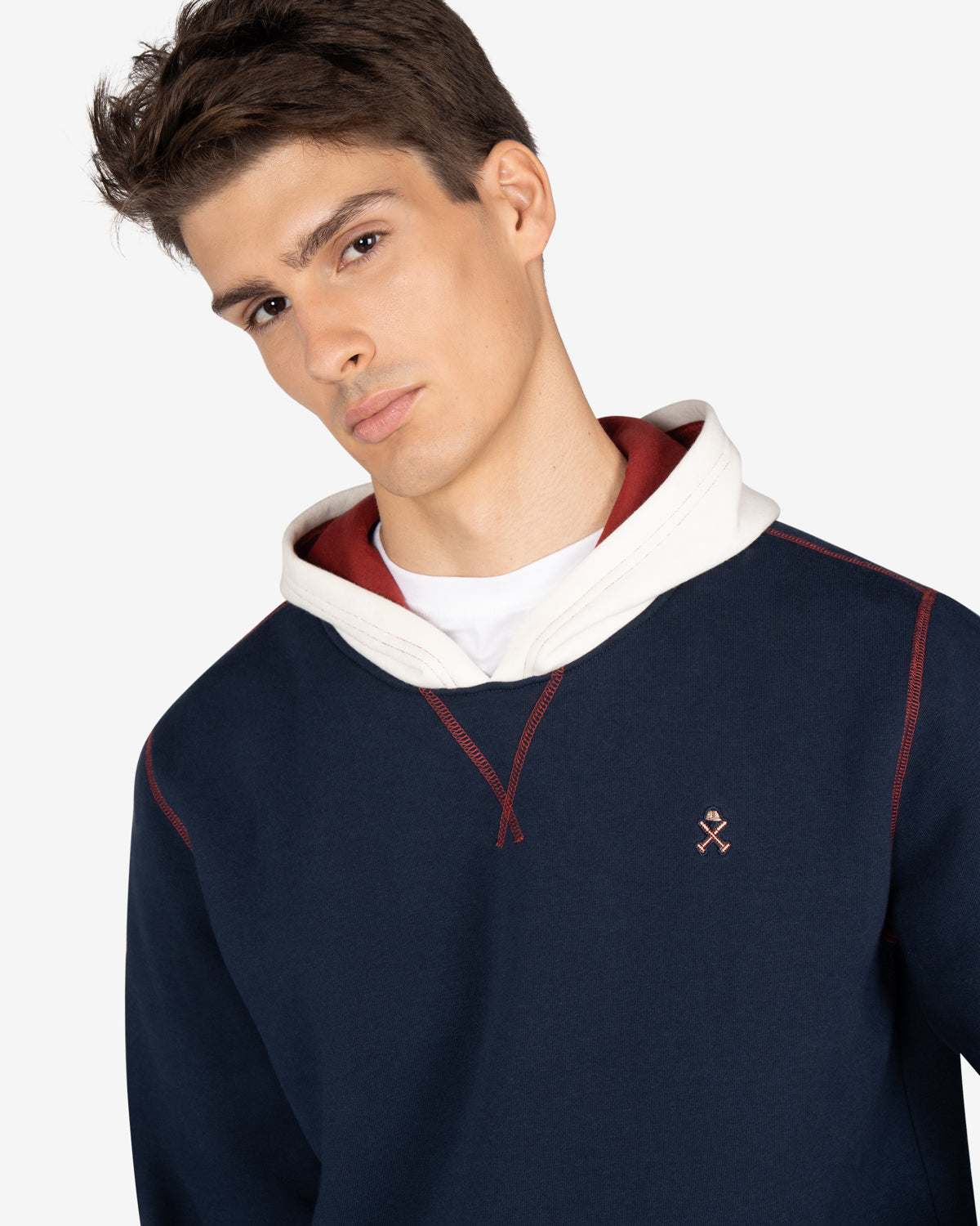 Sudadera TEENNESSEE de Harper & Neyer en azul marino, plano medio con capucha bicolor y logo bordado en el pecho