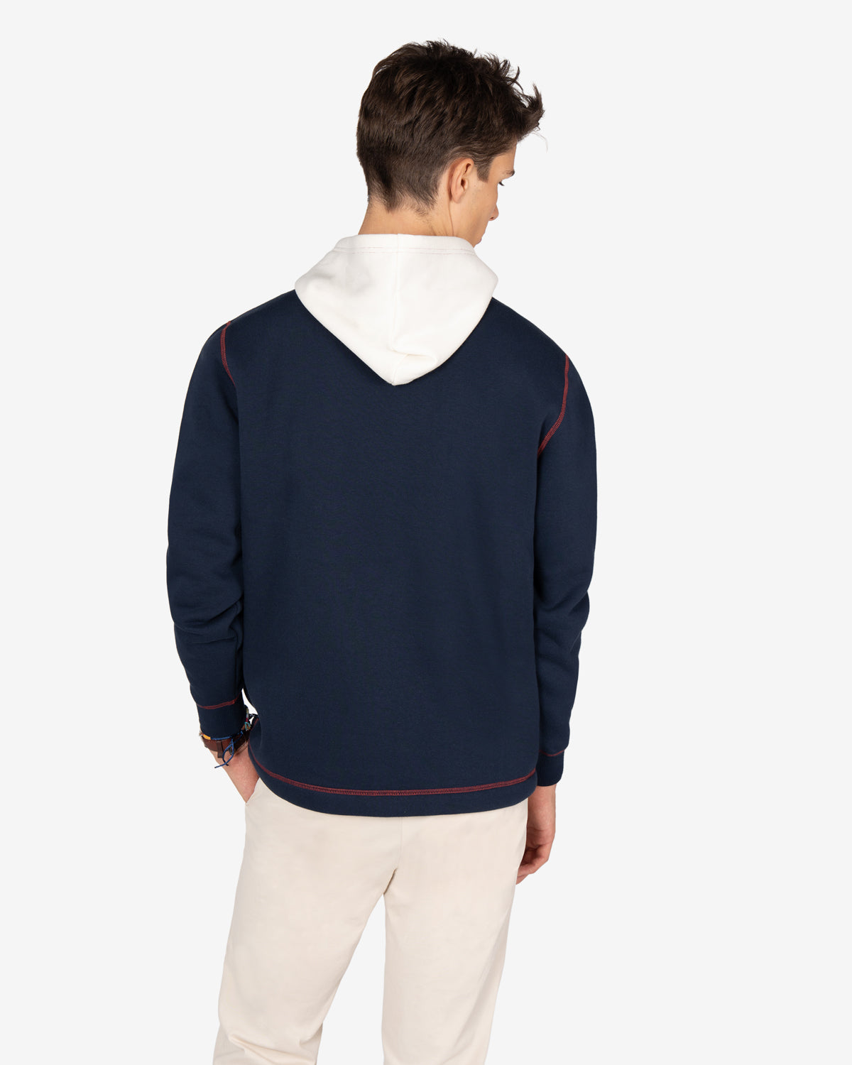 Sudadera TEENNESSEE azul marino de Harper & Neyer, look trasero con chino claro y capucha crudo visible