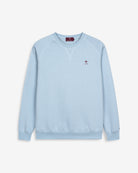 Sudadera VICTORY de Harper & Neyer en algodón azul cielo, bodegón frontal con bordado burdeos y manga ranglan