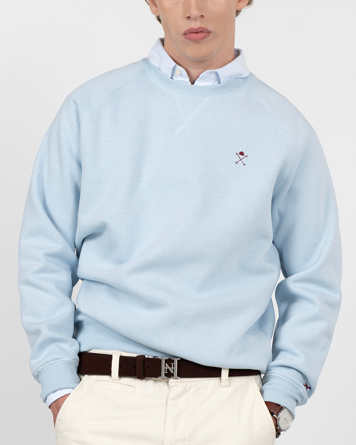 Detalle del cuello y puntada en uve de la sudadera VICTORY azul cielo de Harper & Neyer con bordado burdeos