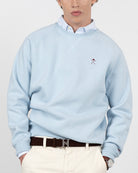 Detalle del cuello y puntada en uve de la sudadera VICTORY azul cielo de Harper & Neyer con bordado burdeos