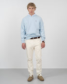 Sudadera VICTORY de Harper & Neyer en azul cielo, vista frontal completa con chino crudo y sneakers camel