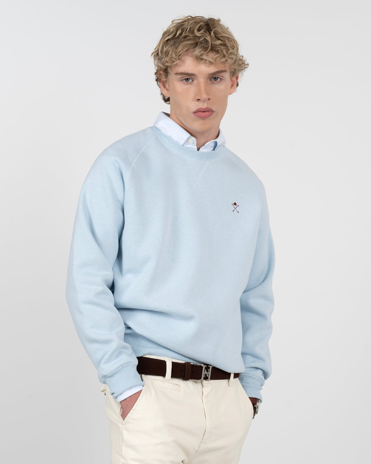 Sudadera VICTORY de Harper & Neyer en algodón azul cielo, vista frontal con bordado en burdeos de casco y mazos