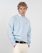Sudadera VICTORY de Harper & Neyer en algodón azul cielo, vista frontal con bordado en burdeos de casco y mazos
