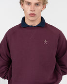 Detalle del cuello y puntada en uve de la sudadera VICTORY burdeos de Harper & Neyer con bordado crema