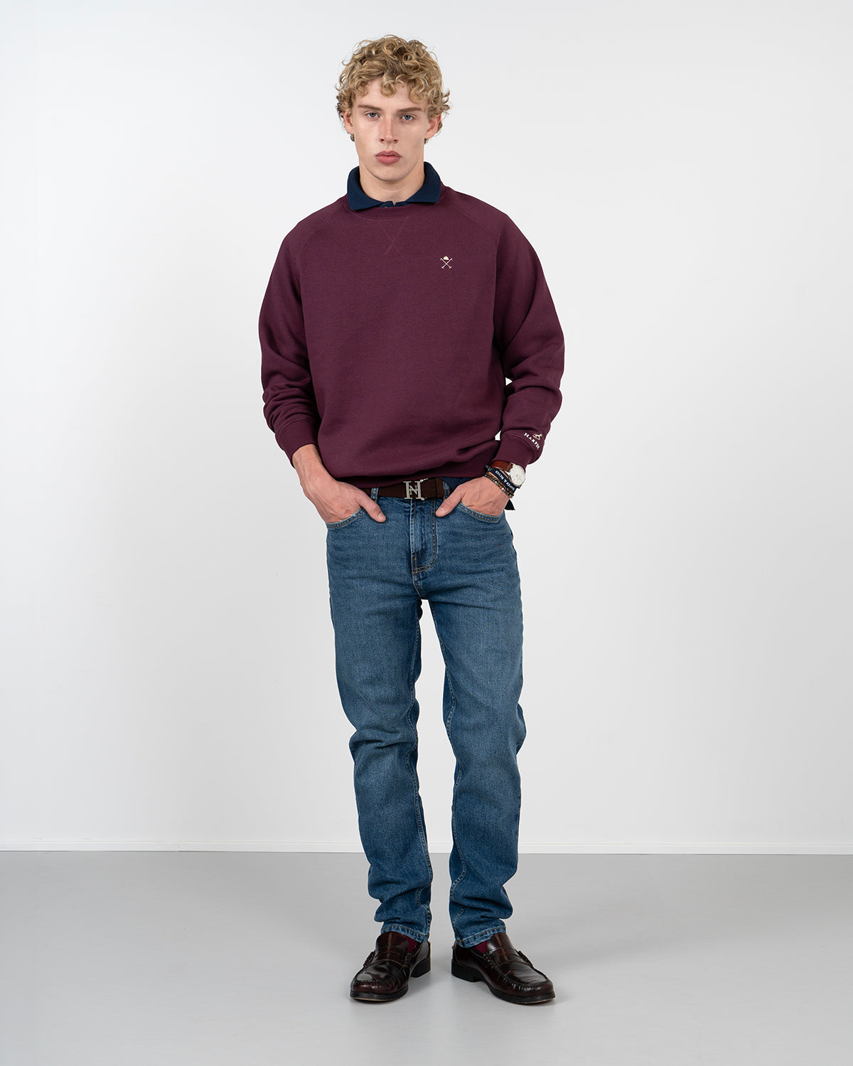 Sudadera VICTORY de Harper & Neyer en burdeos, vista frontal completa con vaquero azul y mocasines