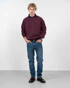 Sudadera VICTORY de Harper & Neyer en burdeos, vista frontal completa con vaquero azul y mocasines