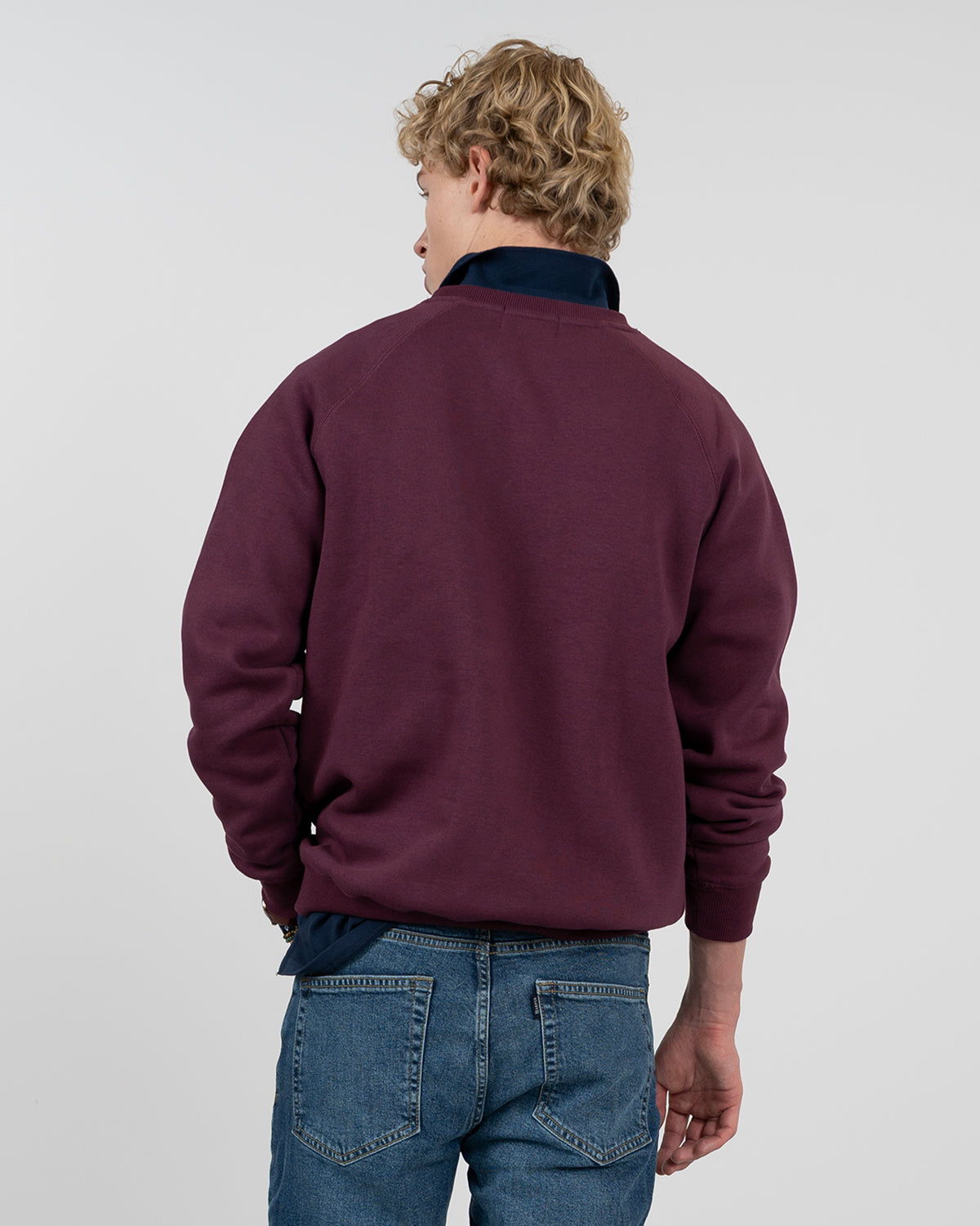 Sudadera VICTORY en algodón burdeos de Harper & Neyer, vista trasera con manga ranglan y vaquero azul