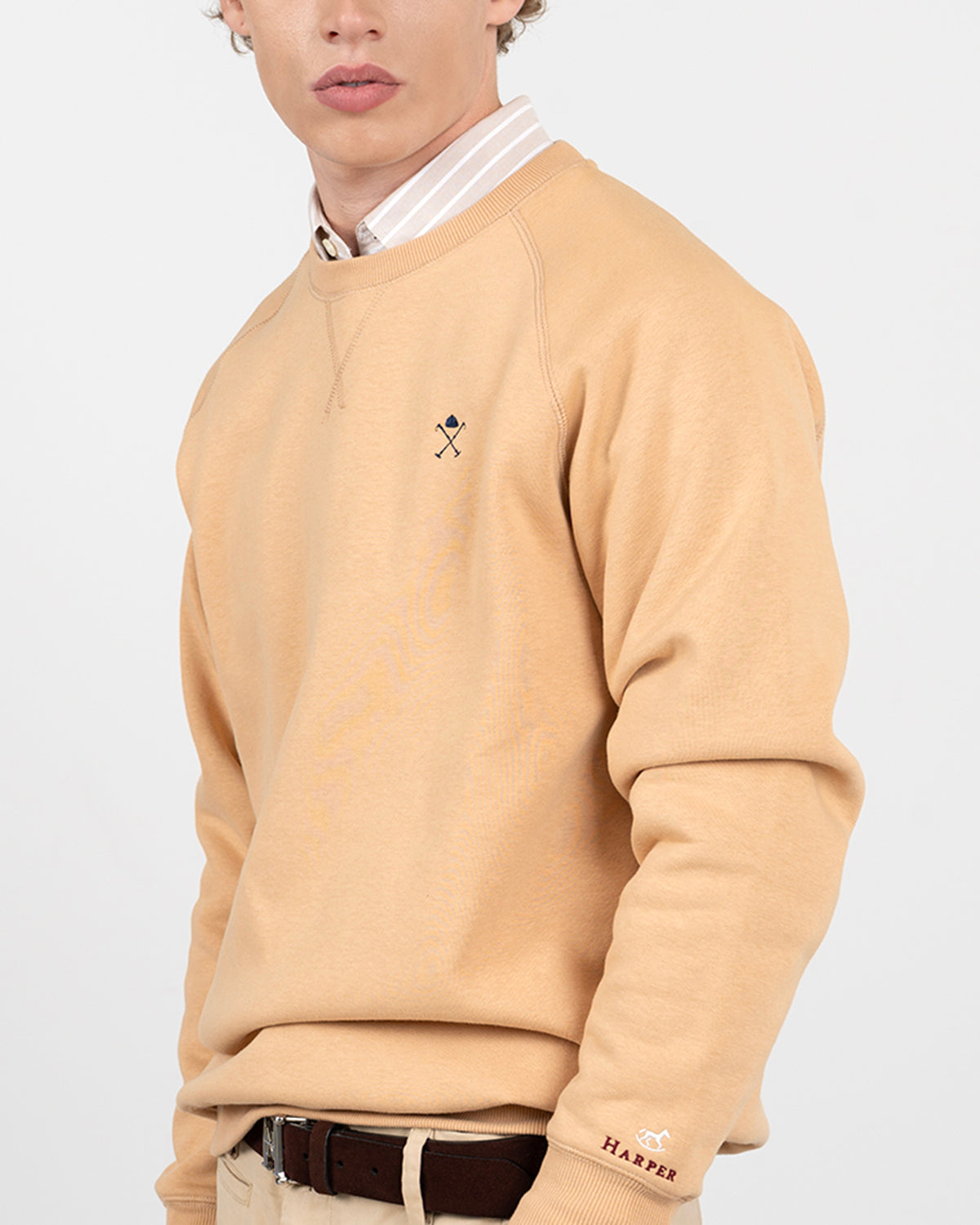 Detalle del cuello y puntada en uve de la sudadera VICTORY camel de Harper & Neyer con bordado de polo