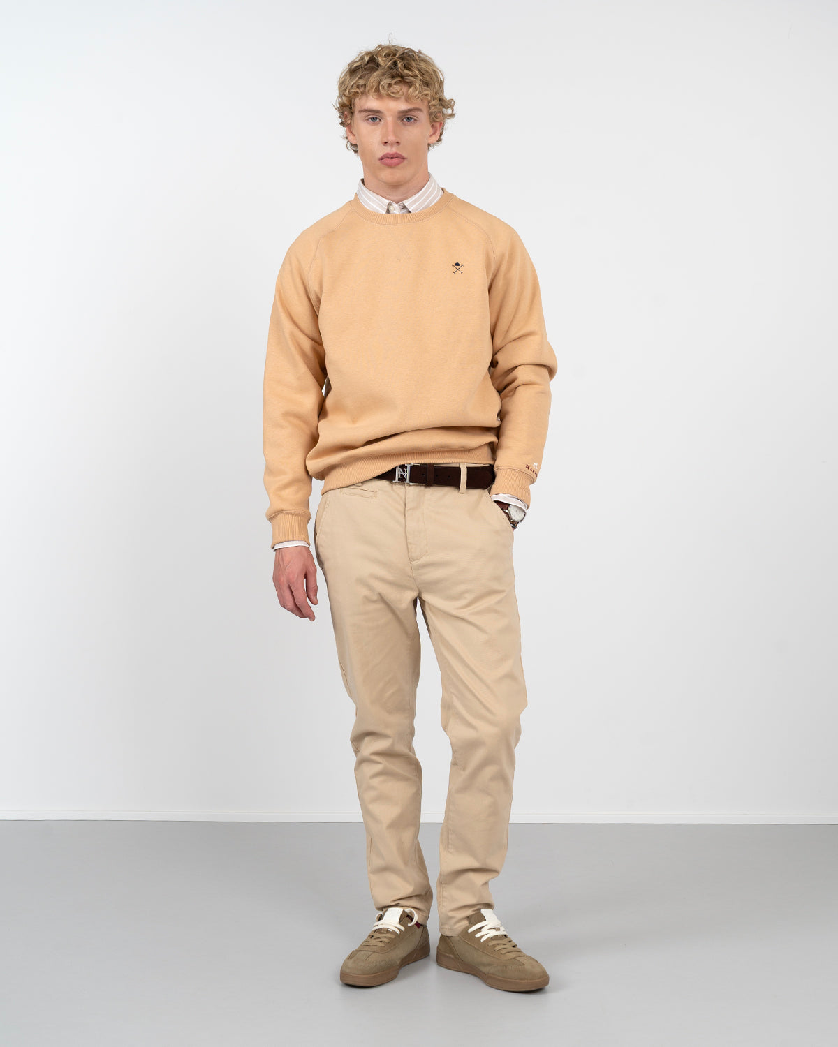 Sudadera VICTORY de Harper & Neyer en camel, vista frontal completa combinada con chino y sneakers