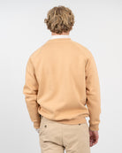 Sudadera VICTORY en algodón camel de Harper & Neyer, vista trasera con manga ranglan sobre camisa de rayas